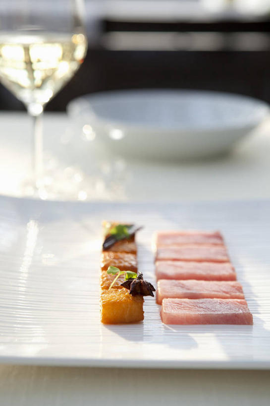 红酒,葡萄酒,无人,竖图,俯视,室内,特写,白天,游戏,植物,桌面,桌子,杯子,餐具,阴影,朦胧,模糊,反射,木制,碟子,高脚杯,盘,影子,调味,肉,香料,鱼肉,佐料,草药,药草,红酒杯,白葡萄酒,酒类,肉桂,玩,娱乐,肉类,中药,玻璃制品,酒,饮料,盘子,酒杯,木制品,碟,休闲,活动,配料,葡萄酒杯,发泄,消遣,智力,药材,中草药,肉食,桂皮,茴芹,中药材,本草,宣泄,作料,官桂,牡桂,筒桂,香桂,玉桂,鹅脚板,异叶茴芹,玻璃杯,玩耍,嬉戏,彩图,高角度拍摄