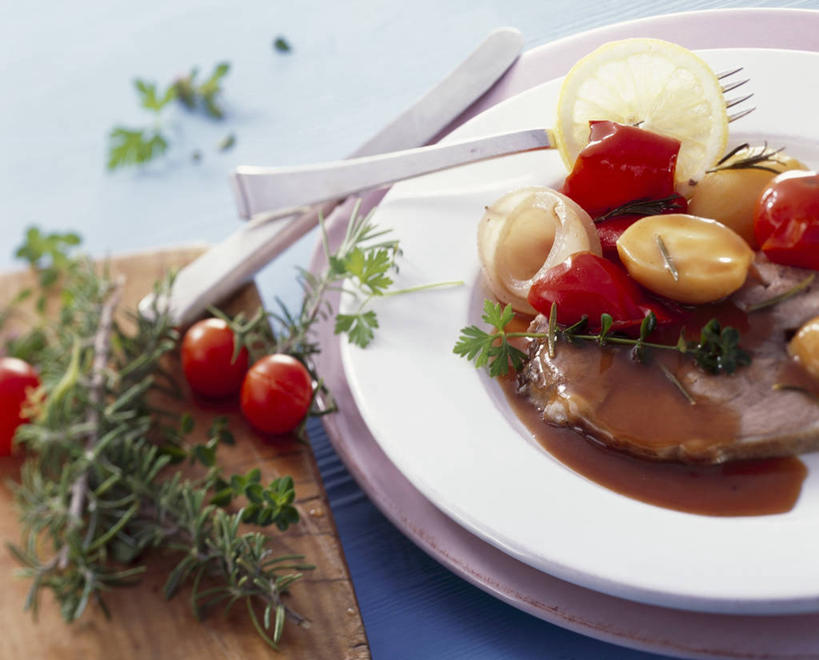 无人,横图,俯视,室内,特写,白天,白色背景,烹饪,西餐,桌面,桌子,柠檬,蔬菜,西红柿,小番茄,餐具,水果,阴影,新鲜,反射,木制,叉子,刀叉,刀子,碟子,盘,影子,肉,生食,料理,食品,果实,蔬果,羊肉,菜肴,美食,肉类,食物,蓝色,盘子,餐巾,木制品,碟,西式,摄影,佳肴,有机食品,绿色食品,影棚,餐刀,肉食,羊腿,餐叉,小西红柿,樱桃小番茄,珍珠小番茄,保洁方巾,口布,进餐用具,益母果,柠果,樱桃番茄,圣女果,番茄,彩图,高角度拍摄,影棚拍摄,拍摄