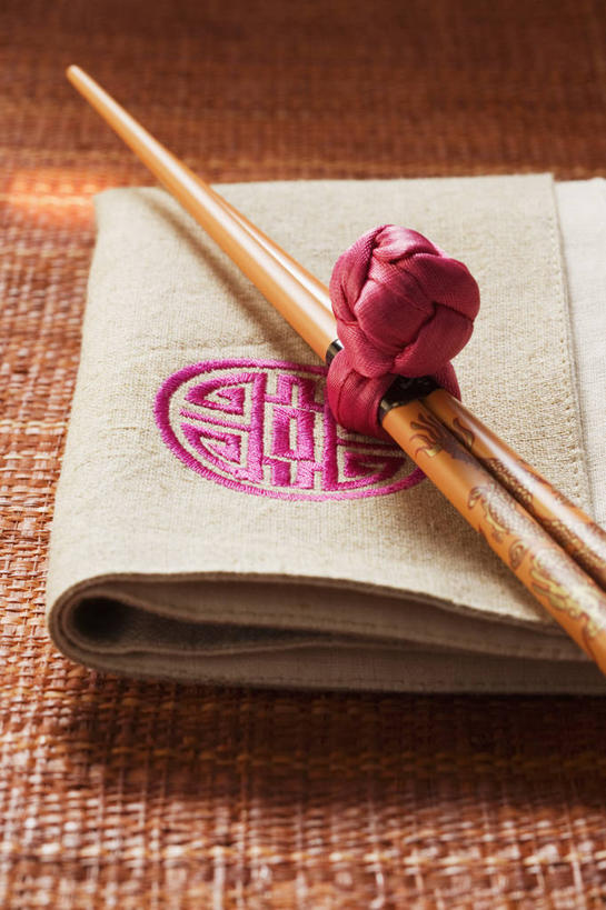 无人,竖图,俯视,室内,特写,白天,筷子,桌面,桌子,静物,餐具,刺绣,一双,阴影,艺术,装饰,反射,木制,影子,手工艺品,文化,传统,餐巾,木制品,工艺品,中国结,礼节,华丽,修饰,点缀,高雅,礼仪,饰物,自信心,品位,衬托,美观,雅致,雅观,保洁方巾,口布,进餐用具,彩图,高角度拍摄,女红,针绣,针黹,黹