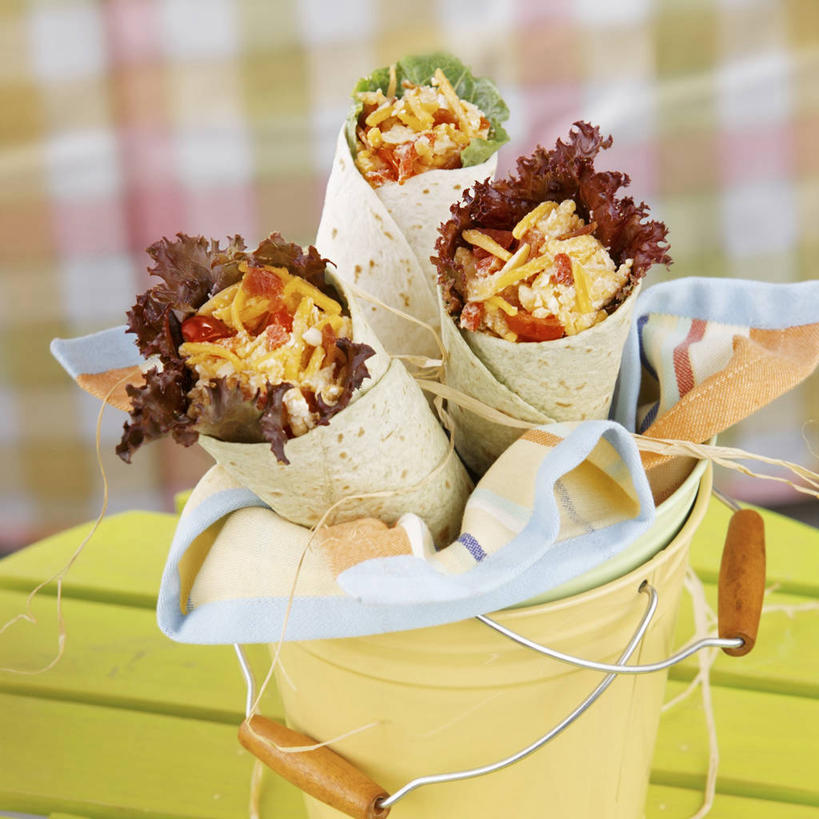 点心,奶酪,无人,方图,俯视,室内,特写,白天,桌面,桌子,辣椒,蔬菜,阴影,朦胧,模糊,新鲜,反射,木制,铁桶,桶,影子,干酪,起司,食品,芝士,营养,文化,饼,小吃,食物,糕点,一个,绿色,木制品,容器,甜食,乳酪,有机食品,绿色食品,单个,储藏,乳制品,储存,发酵,彩椒,玉米饼,辣角,红海椒,大椒,辣虎,广椒,甜椒,柿子椒,辣子,海椒,番椒,灯笼椒,彩图,高角度拍摄,贮存