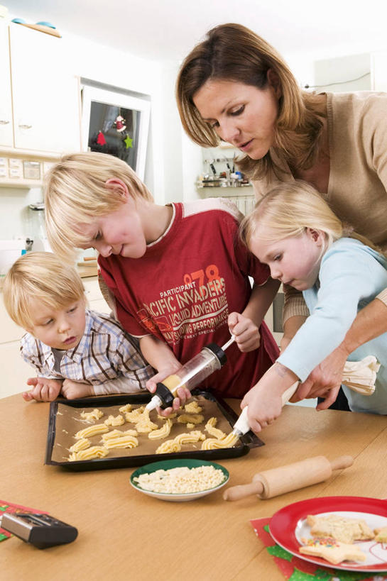 点心,西方人,儿童,四个人,家庭,母亲,儿子,站,笑,微笑,竖图,室内,白天,正面,烹饪,纯洁,餐桌,厨房,桌子,餐具,厨具,欧洲,欧洲人,握,服装,碟子,擀面杖,盘,墙,食品,曲奇,拿,拿着,注视,休闲装,墙壁,墙面,食物,小孩,衣服,白色,盘子,碟,饼干,零食,低头,观察,看,站着,休闲,温暖,温馨,母子,一家人,休闲服,可爱,母爱,童年,童趣,握着,服饰,餐台,观看,和睦,察看,关注,曲奇饼,童真,曲奇饼干,烂漫,无邪,烹饪用具,天真,男孩,年轻女性,女人,女性,白种人,孩子,年轻人,烹调用具,烹调,站立,半身,彩图,灶间,融洽,男生