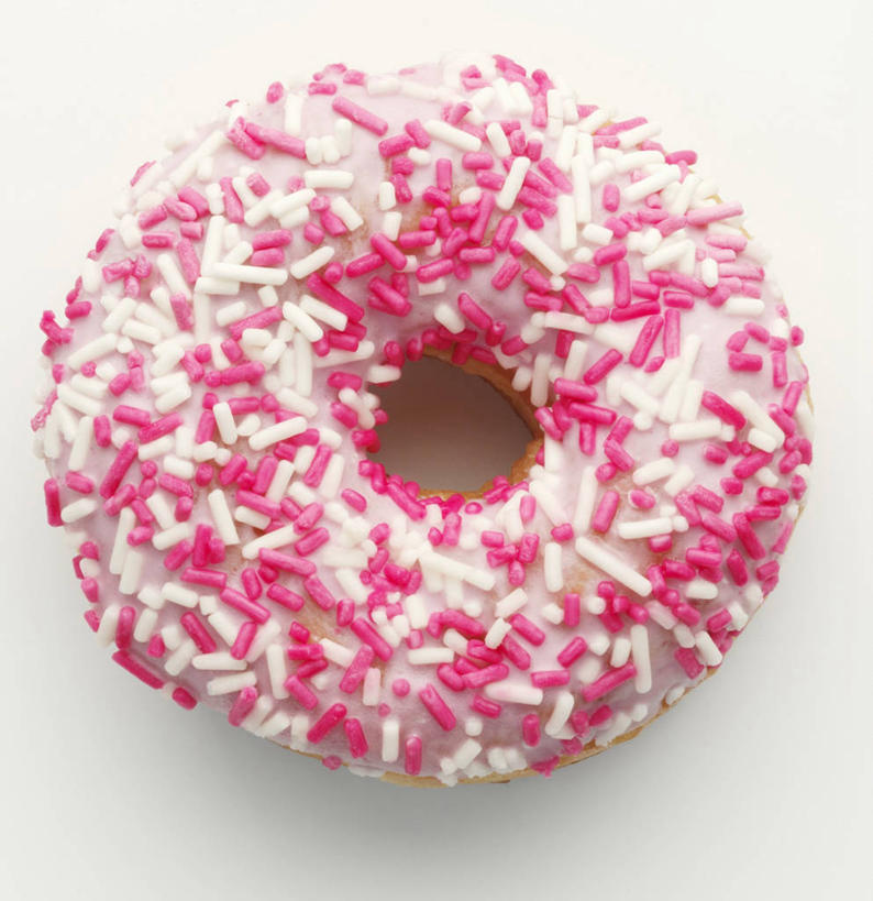 点心,面包,无人,竖图,俯视,室内,特写,白天,白色背景,阴影,装饰,反射,影子,食品,面点,食物,糕点,白色,粉刷,巧克力,甜甜圈,摄影,影棚,朱古力,华丽,修饰,点缀,衬托,美观,雅致,雅观,七彩米,多纳滋面包,唐纳滋,七彩糖针,巧克力针,朱古力针,面包圈,彩图,高角度拍摄,影棚拍摄,拍摄