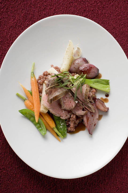 无人,竖图,俯视,室内,特写,白天,烹饪,西餐,萝卜,胡萝卜,芦笋,蔬菜,餐具,阴影,红色背景,新鲜,反射,碟子,盘,影子,肉,牛肉,料理,食品,菜肴,美食,肉类,食物,盘子,碟,西式,摄影,佳肴,有机食品,绿色食品,影棚,肉食,猪尾巴,药鸡豆子,石刁柏,蚂蚁杆,龙须菜,狼尾巴根,红萝卜,甘荀,彩图,高角度拍摄,影棚拍摄,拍摄