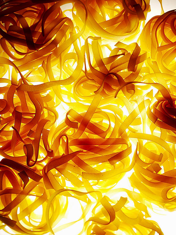 面食,面条,意大利面,无人,竖图,俯视,室内,特写,白天,白色背景,西餐,许多,阴影,环绕,缠绕,反射,影子,面,料理,食品,背光,食物,西式,摄影,影棚,纠缠,逆光,彩图,高角度拍摄,影棚拍摄,拍摄