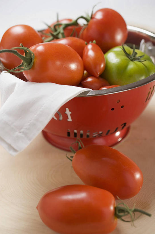 无人,竖图,俯视,室内,特写,白天,白色背景,蔬菜,西红柿,小番茄,一堆,许多,阴影,堆叠,堆积,新鲜,反射,铁桶,桶,影子,食品,食物,一个,餐巾,容器,摄影,有机食品,绿色食品,影棚,单个,储藏,堆,储存,小西红柿,樱桃小番茄,珍珠小番茄,保洁方巾,口布,樱桃番茄,圣女果,番茄,彩图,高角度拍摄,影棚拍摄,拍摄,贮存