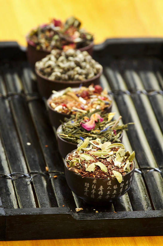 点心,无人,竖图,俯视,室内,特写,白天,烧烤,下午茶,五个,一排,许多,阴影,黄色背景,整齐,反射,烤盘,影子,食品,烤架,烤肉,松饼,食物,糕点,排列,铁架,摄影,影棚,纸托,队列,玛芬蛋糕,蛋糕托,蛋糕托纸,蛋糕纸托,彩图,高角度拍摄,影棚拍摄,拍摄