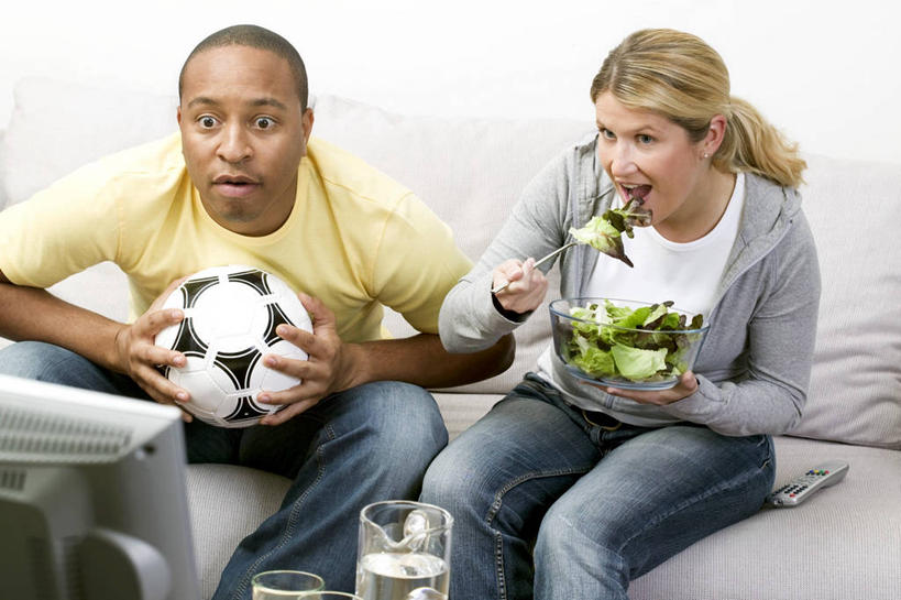 西方人,两个人,家庭,夫妻,客厅,坐,吃,横图,室内,白天,正面,爱情,足球,水,沙发,蔬菜,杯子,电视,玻璃,欧洲,非洲,黑人,欧洲人,弯腰,握,服装,新鲜,液体,勺子,墙,生食,蔬菜沙拉,沙拉,食品,足球装备,浪漫,拿,拿着,注视,休闲装,色拉,饮用水,运动器械,沙律,墙壁,墙面,玻璃制品,食物,衣服,白色,容器,水杯,调羹,汤匙,碗,遥控器,矿泉水,观察,看,张嘴,休闲,温暖,温馨,一家人,休闲服,健身器械,恩爱,握着,恋人,服饰,有机食品,绿色食品,观看,色拉酱,储藏,和睦,察看,起居室,储存,关注,彩电,千岛酱,健身器材,张大嘴巴,布艺沙发,蒸馏水,弯身,蹴鞠,彩色电视机,显像管屏,显像管屏幕,客堂,足球运动,男人,男性,年轻男性,年轻女性,女人,女性,白种人,非洲人,年轻人,夫妇,情侣,玻璃杯,电视机,张开嘴,嚼,食,坐着,半身,彩图,伴侣,融洽,贮存,运动器材