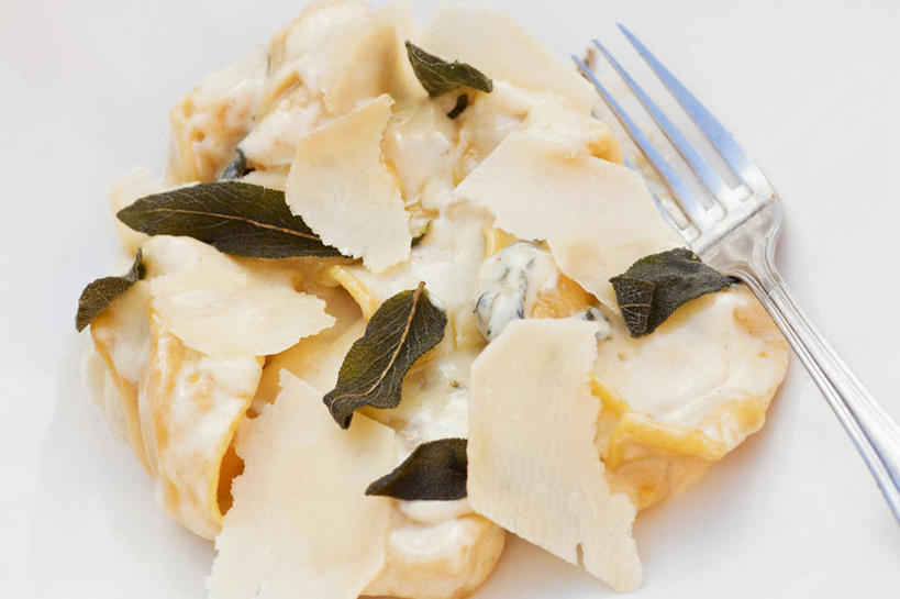 面食,奶酪,无人,家庭,横图,俯视,室内,特写,白天,白色背景,烹饪,西餐,智慧,餐具,叶子,一把,阴影,反射,叉子,影子,干酪,起司,料理,食品,饺子,面点,绿叶,芝士,营养,小吃,菜肴,美食,食物,嫩叶,乳酪,西式,摄影,佳肴,影棚,鼠尾草,乳制品,发酵,餐叉,意大利饺子,理性,叶,叶片,进餐用具,彩图,高角度拍摄,影棚拍摄,拍摄