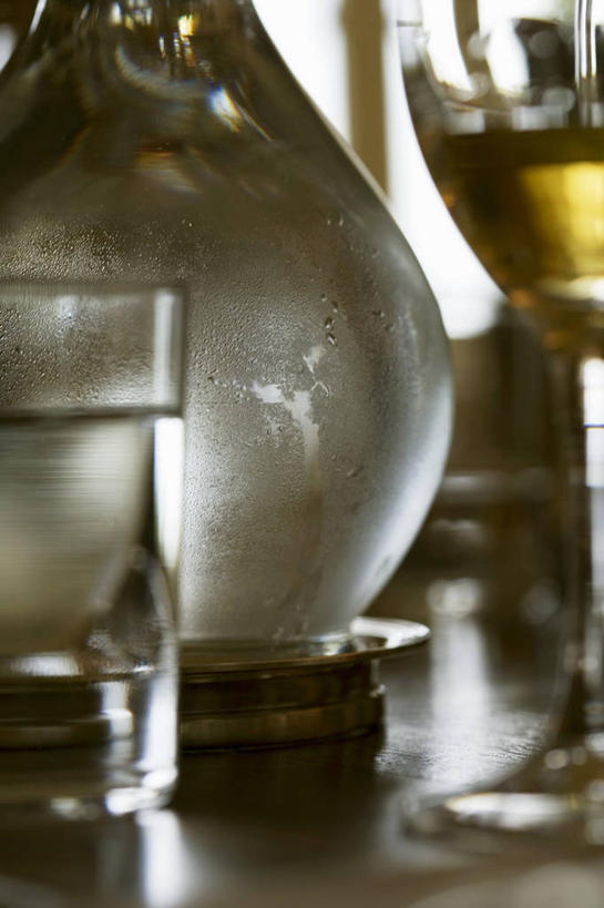 红酒,葡萄酒,无人,竖图,室内,特写,白天,正面,桌面,桌子,杯子,阴影,朦胧,模糊,反射,木制,高脚杯,影子,红酒杯,白葡萄酒,酒类,玻璃制品,酒,饮料,酒杯,木制品,葡萄酒杯,玻璃杯,彩图