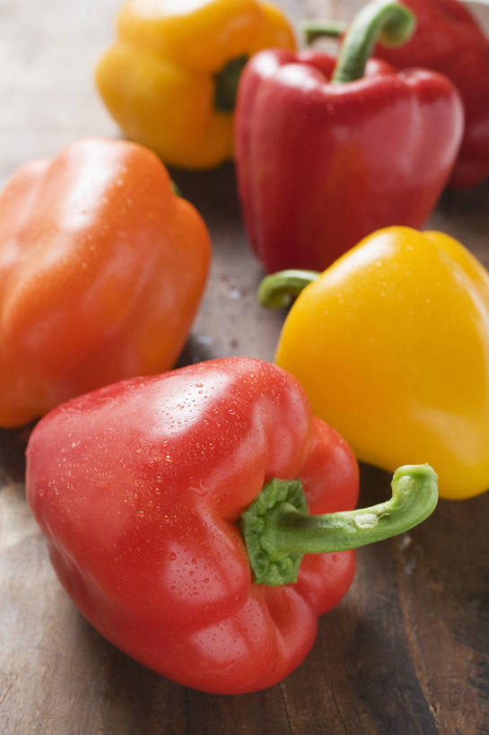 无人,竖图,俯视,室内,特写,白天,桌面,桌子,辣椒,许多,阴影,反射,木制,影子,黄色,红色,木制品,彩椒,辣角,红海椒,大椒,辣虎,广椒,甜椒,柿子椒,辣子,海椒,番椒,灯笼椒,彩图,高角度拍摄