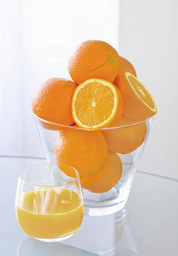 果汁,无人,竖图,俯视,室内,特写,白天,桌子,柑橘,杯子,水果,玻璃,一堆,许多,切开,阴影,堆叠,堆积,朦胧,模糊,新鲜,反射,影子,生食,橙汁,食品,果实,饮品,茶几,玻璃制品,食物,饮料,容器,水杯,碗,切,有机食品,绿色食品,储藏,堆,储存,可口,剖面,切面,适口,玻璃杯,茶杯,橘子,桔子,橙子,橙,彩图,高角度拍摄,贮存