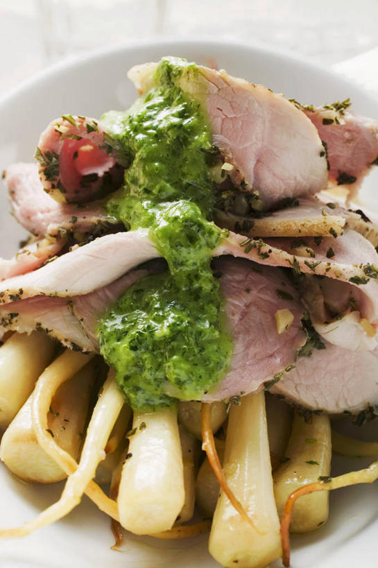 无人,竖图,俯视,室内,特写,白天,烹饪,西餐,桌面,桌子,鸡,芦笋,蔬菜,餐具,阴影,新鲜,反射,木制,碟子,盘,影子,花菜,花椰菜,西兰花,料理,食品,火鸡,菜肴,美食,家禽,食物,动物,盘子,木制品,碟,西式,牲畜,佳肴,有机食品,绿色食品,椰菜花,七面鸟,吐绶鸡,甘蓝花,猪尾巴,药鸡豆子,石刁柏,蚂蚁杆,龙须菜,狼尾巴根,彩图,高角度拍摄