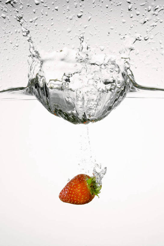 无人,竖图,室内,特写,白天,白色背景,正面,水,草莓,浆果,水果,阴影,波纹,飞溅,新鲜,溅,透明,反射,液体,影子,气泡,水滴,生食,食品,果实,涟漪,漩涡,水泡,水珠,食物,一个,红色,水纹,泡泡,摄影,有机食品,绿色食品,影棚,单个,圆弧,喷洒,洋莓,水果皇后,红莓,地莓,彩图,影棚拍摄,拍摄