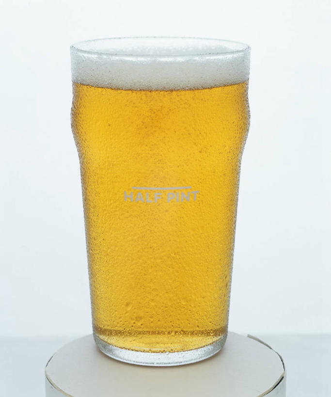 啤酒,无人,竖图,室内,特写,白天,白色背景,正面,桌面,桌子,杯子,阴影,反射,木制,影子,酒类,一杯,玻璃制品,酒,饮料,一个,黄色,酒杯,木制品,啤酒杯,摄影,影棚,单个,玻璃杯,彩图,影棚拍摄,拍摄