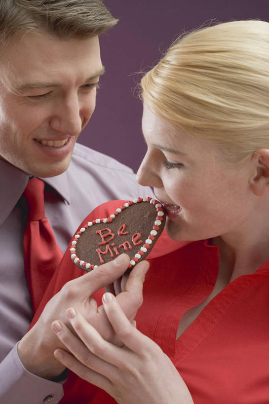 点心,西方人,两个人,站,笑,吃,微笑,露齿笑,竖图,室内,白天,正面,衬衫,爱情,欧洲,欧洲人,握,服装,爱心,食品,糖,糖果,甜点,甜品,领带,曲奇,浪漫,拿,拿着,注视,休闲装,食物,一个,衣服,饼干,甜食,零食,巧克力,观察,看,站着,休闲,温暖,温馨,心形,休闲服,恩爱,握着,恋人,摄影,服饰,影棚,单个,观看,朱古力,和睦,察看,象征,庄重,关注,身份,曲奇饼,曲奇饼干,巧克力曲奇,正式,地位,男人,男性,年轻男性,年轻女性,女人,女性,白种人,心型,情侣,嚼,食,站立,半身,彩图,影棚拍摄,衬衣,拍摄,伴侣,融洽