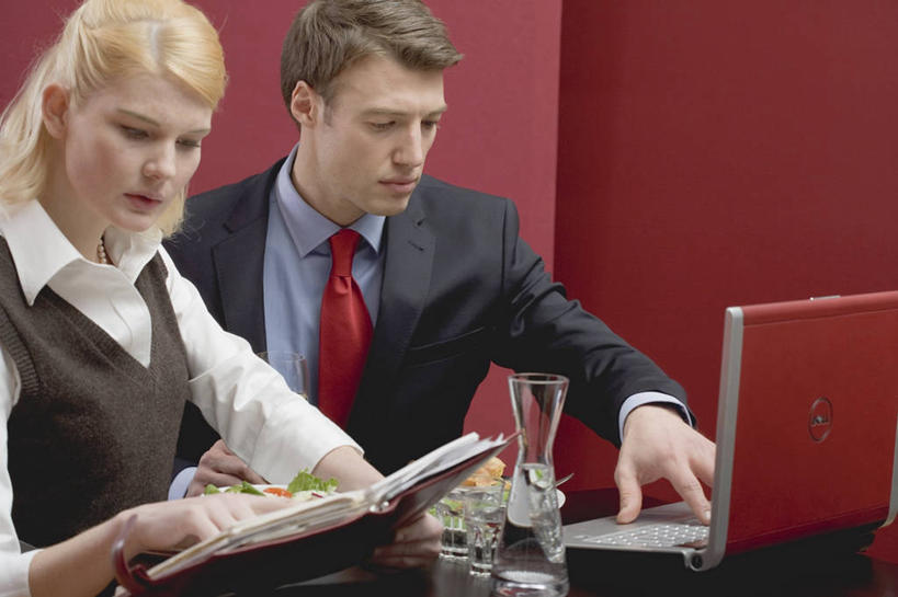 西方人,两个人,同事,商务人士,商务男性,商务女性,坐,横图,室内,白天,正面,衬衫,成功,合作,团队,集体,信心,电脑,笔记本电脑,桌面,桌子,杯子,欧洲,欧洲人,敲打,握,红色背景,套装,网络,木制,记事本,领带,拿,拿着,注视,输入,通讯设备,队伍,玻璃制品,本子,笔记本,木制品,水杯,打字,观察,看,握着,摄影,影棚,观看,点击,敲击,察看,无线,领导,象征,庄重,成就,关注,通信设备,商务装,身份,无线网络,合伙,领袖,无线上网,便携式电脑,工薪阶层,正式,地位,按键,手提电脑,男人,男性,年轻男性,年轻女性,女人,女性,白种人,白领,上班族,玻璃杯,坐着,半身,彩图,影棚拍摄,衬衣,拍摄