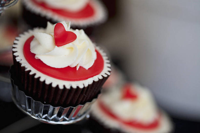 点心,无人,横图,俯视,室内,特写,白天,爱情,下午茶,桌面,桌子,情人节,阴影,节日,爱心,朦胧,模糊,庆祝,反射,木制,影子,食品,糖,糖果,甜点,甜品,浪漫,文化,巧克力蛋糕,食物,糕点,三个,木制品,甜食,奶油,巧克力,庆典,温暖,温馨,心形,恩爱,纪念,朱古力,纸托,和睦,乳制品,激凌,克林姆,淇淋,蛋糕托,蛋糕托纸,蛋糕纸托,心型,彩图,高角度拍摄,融洽,蛋糕