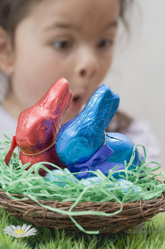 西方人,儿童,脸,头,脸颊,一个人,站,竖图,室内,特写,白天,白色背景,正面,纯洁,植物,哺乳动物,雕塑,欧洲,复活节,欧洲人,仅一个女性,仅一个人,服装,节日,惊讶,朦胧,模糊,庆祝,艺术,装饰,环绕,缠绕,兔子,包装,包装纸,雕刻,雕像,铝箔纸,鸟巢,鸟窝,锡箔纸,纸,食品,糖,糖果,甜点,甜品,枝条,纸张,注视,休闲装,文化,树,树木,树枝,食物,小孩,衣服,动物,工艺品,甜食,巧克力,观察,看,站着,张嘴,仅一个小孩,庆典,休闲,休闲服,可爱,童年,童趣,摄影,服饰,影棚,观看,纪念,朱古力,惊奇,兔,美术,察看,包装材料,关注,主题,纠缠,陈列,张大嘴巴,童真,锡箔,烂漫,无邪,铝箔,功能,美学,虬枝,枝杈,天真,女孩,女人,女性,白种人,孩子,头部,脸部,脸蛋,面部,张开嘴,站立,半身,彩图,影棚拍摄,拍摄,女生