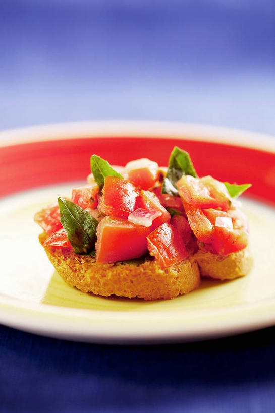 点心,面包,无人,竖图,俯视,室内,特写,白天,植物,桌面,桌子,蔬菜,西红柿,餐具,叶子,阴影,新鲜,反射,木制,碟子,盘,影子,香料,食品,面点,绿叶,草药,吐司,中药,食物,糕点,一个,盘子,木制品,碟,香草,嫩叶,有机食品,绿色食品,单个,法式面包,罗勒,紫苏,药材,中草药,吐司面包,九层塔,圣约瑟夫草,甜罗勒,兰香,中药材,本草,叶,叶片,番茄,彩图,高角度拍摄,多士,听型面包