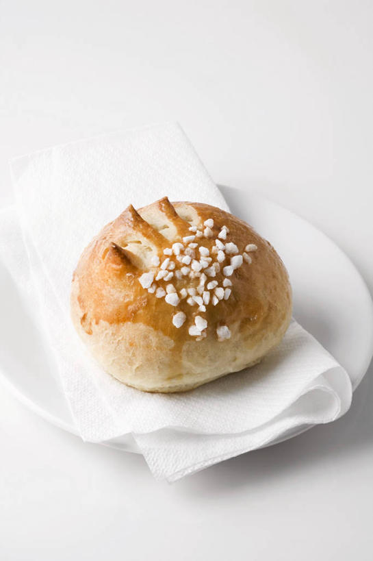 点心,面包,无人,竖图,俯视,室内,特写,白天,白色背景,桌面,桌子,餐具,阴影,花纹,反射,木制,布,碟子,盘,图案,影子,调料,食品,糖,面点,调味品,调味料,布纹,食物,糕点,一个,盘子,木制品,碟,摄影,影棚,单个,布匹,小圆面包,彩图,高角度拍摄,影棚拍摄,拍摄