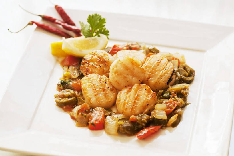 海鲜,无人,横图,俯视,室内,特写,白天,白色背景,烹饪,西餐,桌面,桌子,辣椒,蔬菜,餐具,叶子,阴影,新鲜,反射,木制,碟子,盘,影子,香菜,料理,食品,绿叶,扇贝,水产,菜肴,美食,海洋生物,食物,一个,盘子,木制品,碟,嫩叶,西式,摄影,佳肴,有机食品,绿色食品,影棚,单个,水生动物,海产品,水生物,海底动物,辣角,红海椒,大椒,辣虎,广椒,胡菜,香荽,原荽,园荽,芫荽,胡荽,莞荽,芫茜,芫蓿,莚葛草,莚荽菜,叶,叶片,辣子,红辣椒,海椒,番椒,彩图,高角度拍摄,影棚拍摄,拍摄