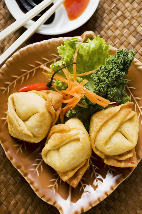 点心,馄饨,面食,无人,竖图,俯视,室内,特写,白天,筷子,桌面,桌子,萝卜,胡萝卜,蔬菜,餐具,一双,阴影,新鲜,反射,木制,碟子,盘,影子,花菜,花椰菜,西兰花,调料,酱料,酱汁,油炸,佐料,料理,食品,面点,调味品,调味料,文化,传统,酱,辣酱,美食,食物,三个,盘子,木制品,碟,中式,有机食品,绿色食品,礼节,椰菜花,辣椒酱,干辣椒,礼仪,扁肉,甘蓝花,海鲜酱,虾酱,进餐用具,红萝卜,甘荀,彩图,高角度拍摄,炸馄饨