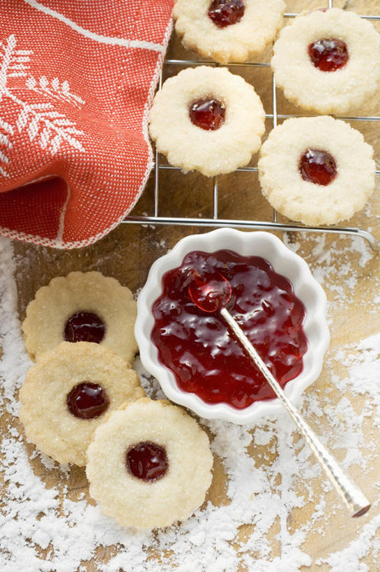 点心,无人,竖图,俯视,室内,特写,白天,烘焙,桌面,桌子,水果,金属制品,圣诞节,阴影,节日,庆祝,新鲜,反射,金属,木制,影子,勺子,陶瓷,生食,食品,果实,陶瓷制品,文化,架子,食物,木制品,容器,调羹,汤匙,碗,饼干,果酱,零食,庆典,有机食品,绿色食品,纪念,储藏,储存,山莓,树莓,三月泡,四月泡,山抛子,刺葫芦,悬钩子,馒头菠,高脚菠,龙船泡,泡儿刺,果子酱,冷却,冷却架,彩图,高角度拍摄,果酱饼干,贮存