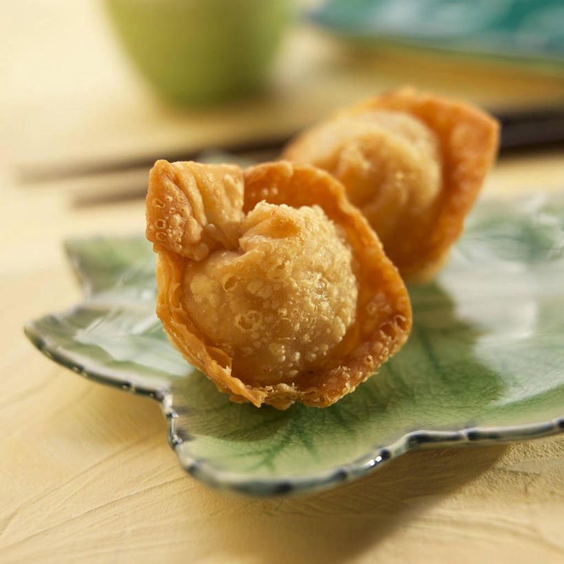 点心,馄饨,面食,无人,方图,俯视,室内,特写,白天,筷子,桌面,桌子,餐具,一艘,阴影,朦胧,模糊,反射,木制,碟子,盘,影子,油炸,料理,食品,面点,文化,传统,美食,食物,一个,盘子,木制品,碟,中式,单个,礼节,礼仪,扁肉,进餐用具,彩图,高角度拍摄