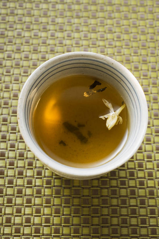 无人,竖图,俯视,室内,特写,白天,幸福,餐桌,茶,桌子,杯子,阴影,反射,影子,陶瓷,茶叶,陶瓷制品,饮品,一杯,娱乐,一个,水杯,花茶,享受,休闲,温馨,放松,乐趣,保健,养生,单个,餐台,花草茶,舒适,茉莉花茶,茉莉香片,香花茶,香片,熏花茶,茶杯,彩图,高角度拍摄