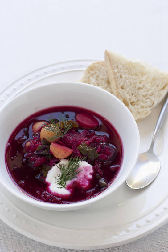 点心,面包,牛奶,无人,竖图,俯视,室内,特写,白天,白色背景,烹饪,西餐,餐桌,桌子,蔬菜,餐具,阴影,新鲜,反射,碟子,盘,影子,勺子,陶瓷,汤,料理,食品,面点,陶瓷制品,饮品,营养,甜菜,酸奶,菜肴,美食,食物,糕点,饮料,三个,盘子,容器,调羹,碟,汤匙,碗,罗宋汤,西式,摄影,佳肴,有机食品,绿色食品,影棚,餐台,储藏,乳制品,奶,储存,发酵,菾菜,优格,优酪乳,羹汤,彩图,高角度拍摄,影棚拍摄,拍摄,贮存