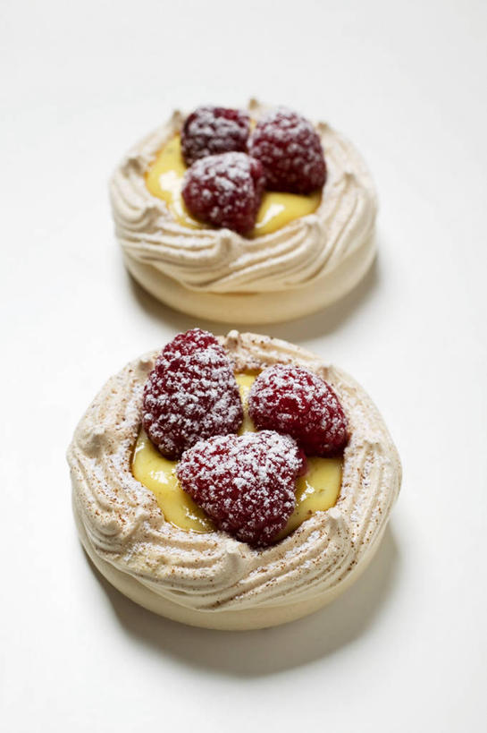 点心,无人,竖图,俯视,室内,特写,白天,白色背景,下午茶,餐桌,桌子,水果,阴影,新鲜,反射,影子,生食,食品,甜点,甜品,果实,食物,糕点,两个,甜食,奶油,摄影,有机食品,绿色食品,影棚,餐台,乳制品,山莓,树莓,三月泡,四月泡,山抛子,刺葫芦,悬钩子,馒头菠,高脚菠,龙船泡,泡儿刺,激凌,克林姆,淇淋,彩图,高角度拍摄,影棚拍摄,拍摄