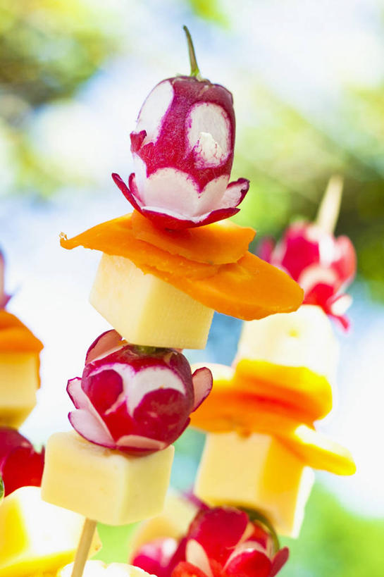 奶酪,无人,竖图,俯视,彩色,室内,特写,白天,餐桌,桌子,萝卜,胡萝卜,蔬菜,阴影,朦胧,模糊,新鲜,反射,影子,干酪,起司,食品,芝士,营养,竹签,食物,乳酪,有机食品,绿色食品,餐台,乳制品,发酵,取食签,红萝卜,甘荀,彩图,高角度拍摄