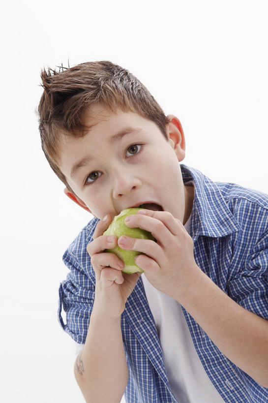 西方人,儿童,一个人,站,吃,竖图,室内,白天,白色背景,正面,纯洁,苹果,水果,欧洲,欧洲人,仅一个男性,仅一个人,握,服装,新鲜,生食,食品,果实,拿,拿着,注视,休闲装,食物,一个,小孩,衣服,蓝色,观察,看,站着,仅一个小孩,休闲,休闲服,可爱,童年,童趣,握着,摄影,服饰,有机食品,绿色食品,影棚,单个,观看,察看,关注,童真,烂漫,无邪,天真,男孩,男人,男性,白种人,孩子,嚼,食,站立,半身,彩图,影棚拍摄,拍摄,男生