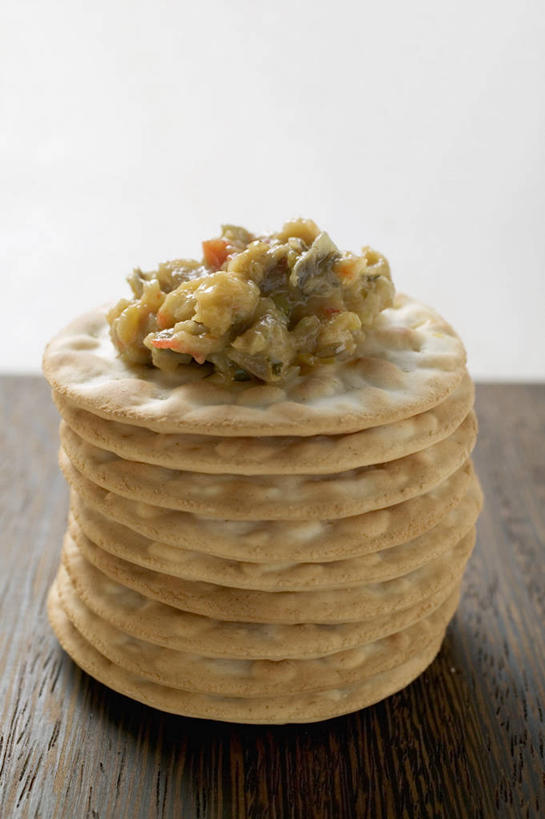 点心,无人,竖图,俯视,室内,特写,白天,餐桌,桌子,一排,许多,阴影,整齐,反射,影子,调料,酱料,酱汁,佐料,食品,调味品,很多,调味料,酱,食物,排列,饼干,零食,餐台,堆,队列,彩图,高角度拍摄