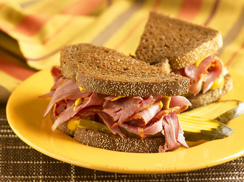 点心,面包,芥末,无人,横图,俯视,室内,特写,白天,烹饪,西餐,餐桌,桌子,餐具,阴影,朦胧,模糊,反射,碟子,盘,影子,肉,牛肉,三明治,料理,食品,面点,菜肴,美食,肉类,食物,糕点,一个,盘子,碟,快餐,黑面包,西式,佳肴,单个,餐台,全麦面包,肉食,西式快餐,山葵,三文治,泽山葵,溪山葵,芥子末,山嵛菜,芥辣粉,哇沙比,辣根,麸皮面包,彩图,高角度拍摄