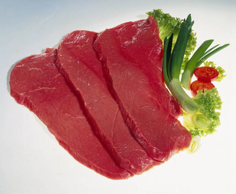 无人,横图,俯视,室内,特写,白天,白色背景,餐桌,桌子,蔬菜,叶子,三块,一排,切开,阴影,新鲜,整齐,反射,影子,肉,食品,绿叶,猪肉,肉类,食物,排列,红色,切,嫩叶,摄影,有机食品,绿色食品,影棚,餐台,队列,剖面,肉食,切面,豚肉,叶,叶片,彩图,高角度拍摄,影棚拍摄,拍摄