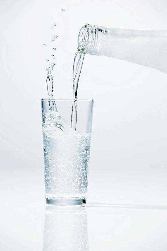 无人,竖图,室内,特写,白天,白色背景,正面,水,餐桌,桌子,杯子,倒,阴影,飞溅,溅,反射,罐子,液体,影子,水滴,酒类,一杯,玻璃制品,酒,水珠,饮料,两个,玻璃瓶,瓶子,水杯,摄影,影棚,餐台,喷洒,玻璃杯,彩图,影棚拍摄,拍摄,乌佐