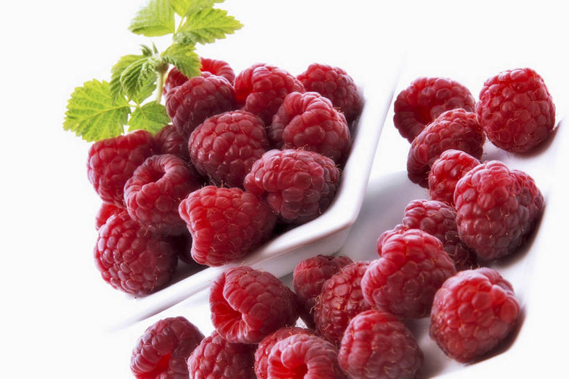 无人,横图,俯视,室内,特写,白天,白色背景,餐桌,桌子,餐具,水果,叶子,一堆,许多,阴影,堆叠,堆积,新鲜,反射,碟子,盘,影子,生食,食品,果实,绿叶,很多,食物,一个,红色,盘子,碟,嫩叶,摄影,有机食品,绿色食品,影棚,单个,餐台,堆,山莓,树莓,三月泡,四月泡,山抛子,刺葫芦,悬钩子,馒头菠,高脚菠,龙船泡,泡儿刺,叶,叶片,彩图,高角度拍摄,影棚拍摄,拍摄