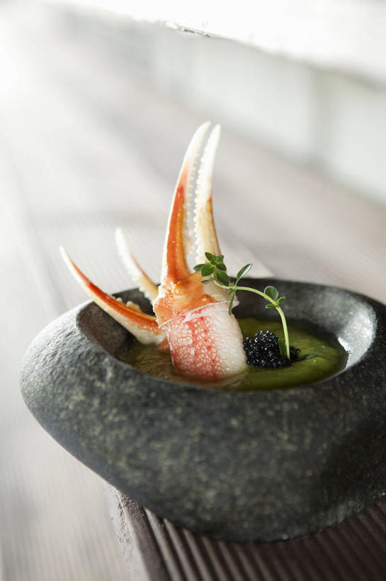 海鲜,鱼子酱,无人,竖图,俯视,室内,特写,白天,烹饪,中餐,餐桌,桌子,阴影,反射,影子,陶瓷,汤,鱼卵,料理,食品,陶瓷制品,帝王蟹,鱼籽,水产,菜肴,美食,海洋生物,食物,一个,容器,碗,中式,佳肴,单个,餐台,储藏,储存,水生动物,海产品,水生物,海底动物,皇帝蟹,彩图,高角度拍摄,贮存