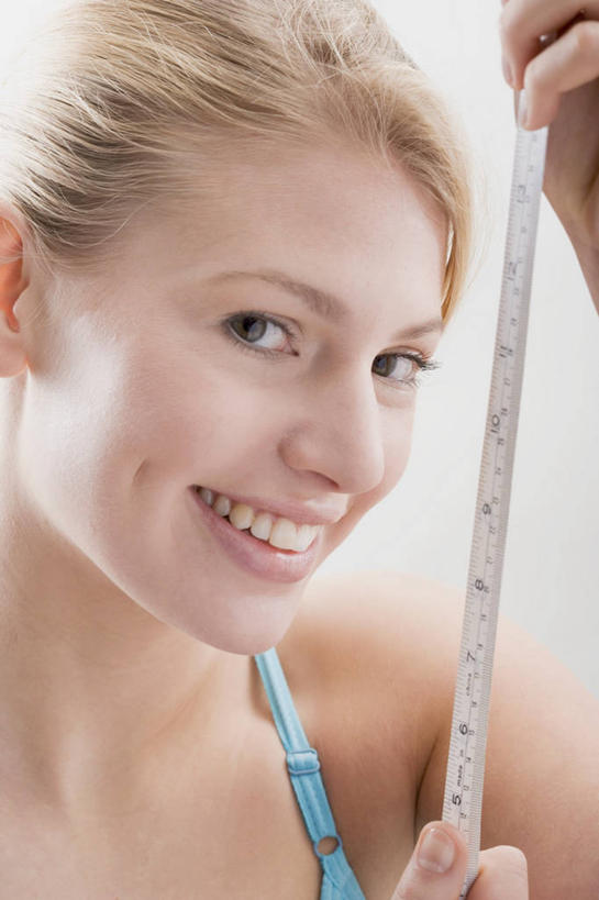 西方人,脸,头,脸颊,手,一个人,笑,微笑,露齿笑,竖图,室内,特写,白天,白色背景,正面,吊带,欧洲,欧洲人,双手,仅一个年轻女性,仅一个女性,仅一个人,一条,握,服装,测量,标志,皮尺,数字,文字,字符,刻度,拿,拿着,注视,吊带衫,标识,衣服,尺,观察,看,保养,手部,握着,保健,摄影,阿拉伯数字,服饰,影棚,观看,测量工具,尺子,减肥,察看,腰围尺,衣着,穿着,关注,瘦身,量具,量仪,塑料卷尺,衣饰,年轻女性,女人,女性,白种人,头部,脸部,脸蛋,面部,半身,彩图,影棚拍摄,拍摄