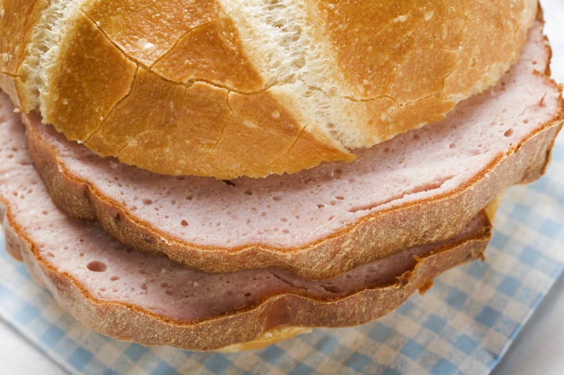 点心,面包,无人,横图,俯视,室内,特写,白天,餐桌,桌子,一排,切开,阴影,整齐,反射,布料,影子,食品,面点,布纹,桌布,食物,糕点,排列,餐巾,台布,切,餐台,堆,队列,剖面,小圆面包,切面,彩图,高角度拍摄