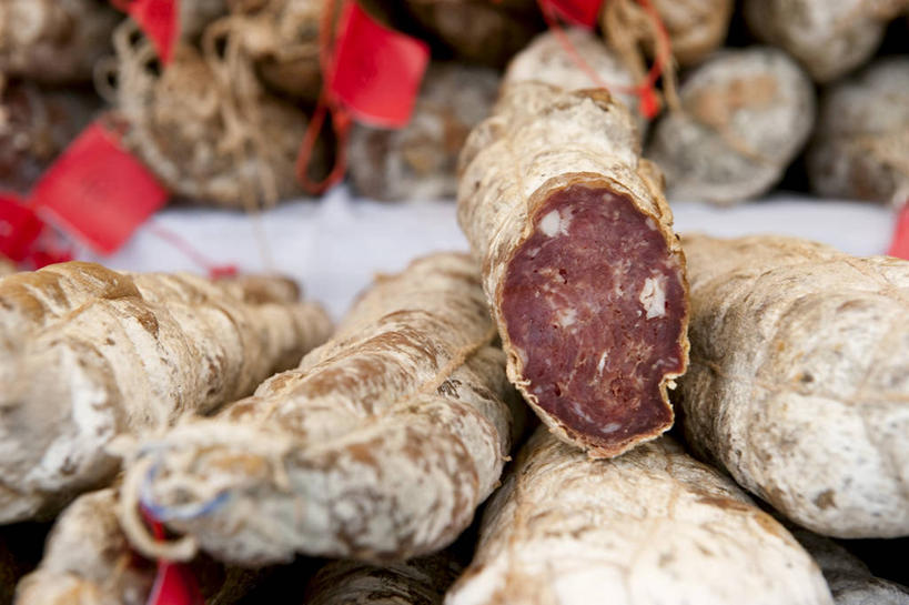 无人,横图,俯视,室内,特写,白天,购物,消费,餐桌,桌子,一堆,切开,阴影,堆叠,堆积,朦胧,模糊,反射,影子,肉,香肠,腊肠,集市,市场,猪肉,肉类,切,金融,餐台,堆,剖面,选购,贸易,肉食,切面,豚肉,彩图,高角度拍摄