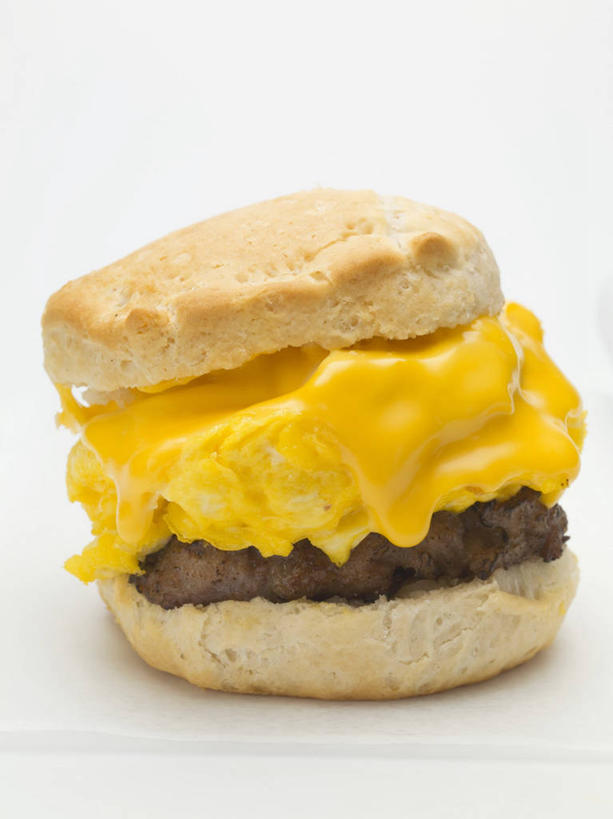 点心,面包,奶酪,无人,竖图,俯视,室内,特写,白天,白色背景,餐桌,桌子,阴影,反射,影子,蛋,鸡蛋,香肠,干酪,起司,食品,面点,腊肠,芝士,营养,食物,糕点,饼干,零食,乳酪,摄影,影棚,餐台,乳制品,发酵,小圆面包,卵,德式香肠,彩图,高角度拍摄,影棚拍摄,拍摄