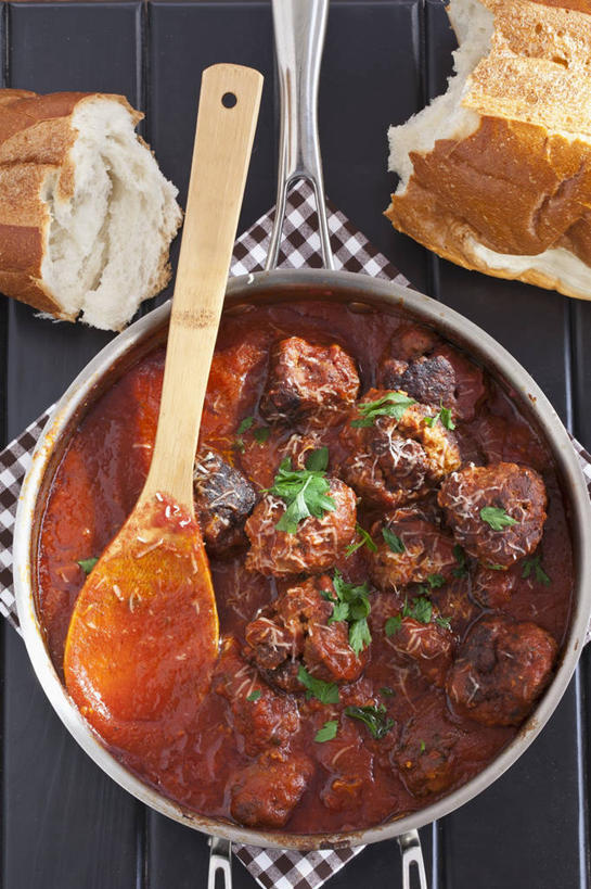 点心,面包,奶酪,无人,竖图,俯视,室内,特写,白天,烹饪,餐桌,桌子,厨具,金属制品,阴影,反射,金属,木制,锅子,影子,勺子,调料,酱料,酱汁,茄汁,肉,佐料,干酪,起司,食品,面点,调味品,丸子,芝士,营养,调味料,锅,番茄酱,酱,肉类,肉丸,食物,糕点,两个,木制品,调羹,汤匙,乳酪,煎锅,餐台,锅具,乳制品,发酵,肉食,烹饪用具,烹调用具,烹调,彩图,高角度拍摄