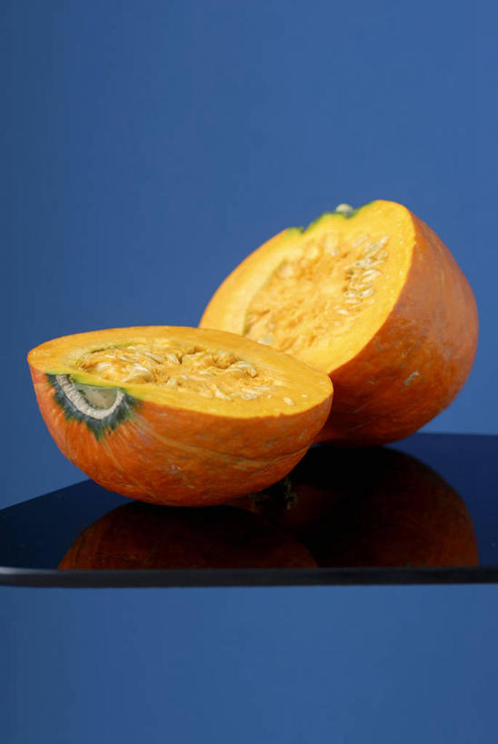 无人,竖图,俯视,室内,特写,白天,餐桌,桌子,南瓜,蔬菜,切开,阴影,蓝色背景,新鲜,反射,影子,金瓜,食品,番瓜,食物,两个,切,橙色,摄影,有机食品,绿色食品,影棚,餐台,麦瓜,倭瓜,剖面,切面,彩图,高角度拍摄,影棚拍摄,拍摄