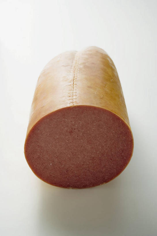 无人,竖图,俯视,室内,特写,白天,白色背景,餐桌,桌子,切开,阴影,反射,影子,肉,香肠,腊肠,猪肉,肉类,一个,切,摄影,影棚,单个,餐台,剖面,肉食,切面,豚肉,彩图,高角度拍摄,影棚拍摄,拍摄