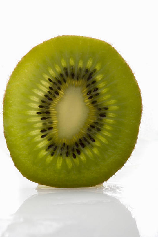 无人,竖图,俯视,室内,特写,白天,白色背景,餐桌,桌子,猕猴桃,水果,切开,阴影,新鲜,反射,影子,生食,食品,果实,食物,绿色,切,摄影,有机食品,绿色食品,影棚,餐台,剖面,切面,奇异果,猕猴梨,彩图,高角度拍摄,影棚拍摄,拍摄