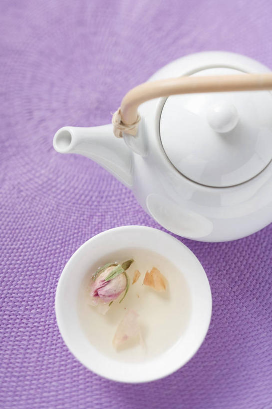 无人,竖图,俯视,室内,特写,白天,幸福,餐桌,茶,桌子,茉莉花,紫罗兰,阴影,紫色背景,盛开,反射,壶,影子,陶瓷,茶叶,玫瑰花,陶瓷制品,饮品,一杯,清凉,花蕾,娱乐,水壶,花,花瓣,花朵,鲜花,茶壶,容器,碗,花茶,夏天,花苞,花蕊,享受,休闲,温馨,放松,乐趣,保健,养生,摄影,影棚,餐台,储藏,花草茶,舒适,储存,永恒,玫瑰花茶,质朴,香花茶,香片,熏花茶,美德,草紫罗兰,草桂花,彩图,高角度拍摄,影棚拍摄,拍摄,贮存