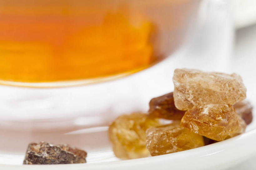 无人,横图,俯视,室内,特写,白天,幸福,餐桌,茶,桌子,餐具,阴影,朦胧,模糊,反射,碟子,壶,盘,影子,茶叶,食品,糖,糖果,甜点,甜品,一杯,娱乐,水壶,食物,盘子,茶壶,容器,碟,甜食,享受,休闲,温馨,放松,乐趣,餐台,提神,舒适,醒脑,五块,水晶糖,彩图,高角度拍摄