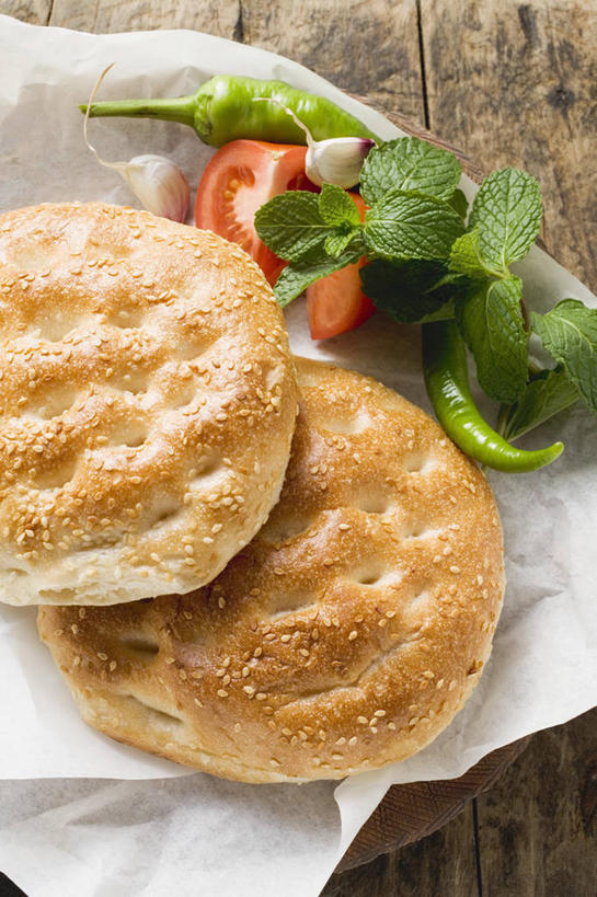 点心,面包,无人,竖图,俯视,室内,特写,白天,桌面,桌子,辣椒,蔬菜,西红柿,叶子,阴影,新鲜,反射,木制,包装,包装纸,影子,纸,薄荷,食品,面点,绿叶,银丹草,纸张,食物,糕点,木制品,嫩叶,摄影,有机食品,绿色食品,影棚,包装材料,牛皮纸,辣角,红海椒,大椒,辣虎,广椒,斑叶凤梨薄荷,苹果薄荷,夜息香,叶,叶片,辣子,红辣椒,海椒,番茄,番椒,彩图,高角度拍摄,影棚拍摄,拍摄